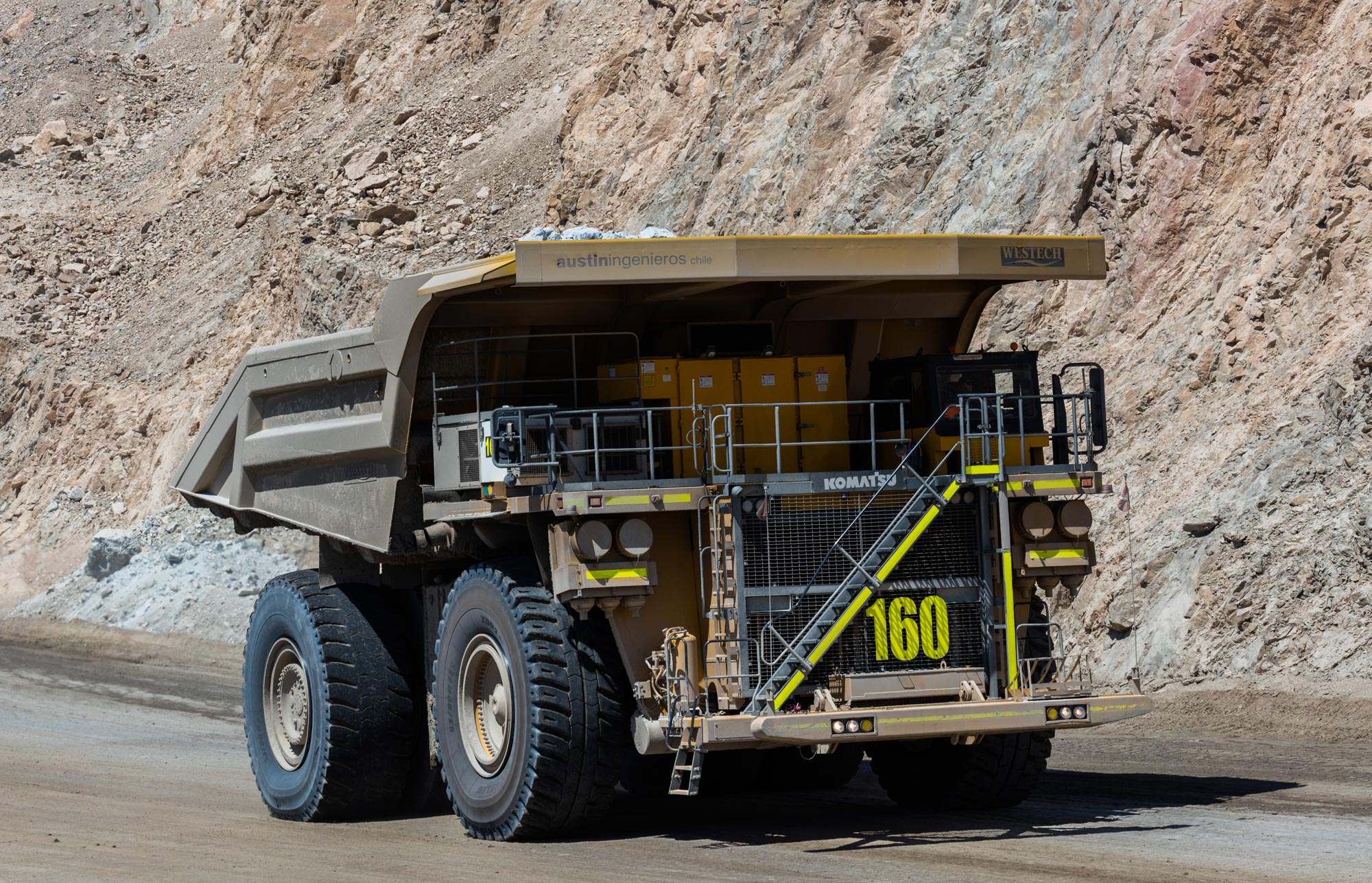 Minería y explotación del suelo. Camión en una mina para transportar los minerales extraídos.